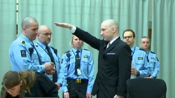 Breivik erscheint mit Hitlergruß vor Gericht